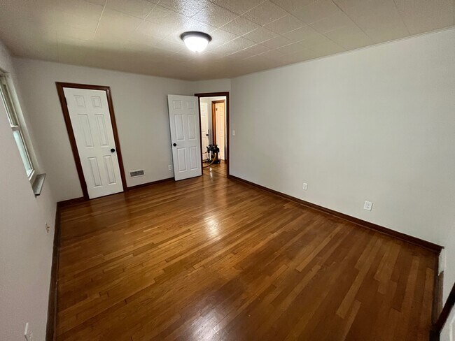 Building Photo - 3063 Sunset Dr - A