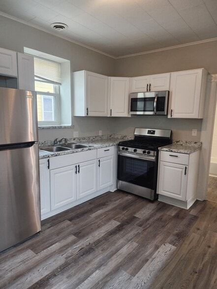 Building Photo - 235 5th Ave