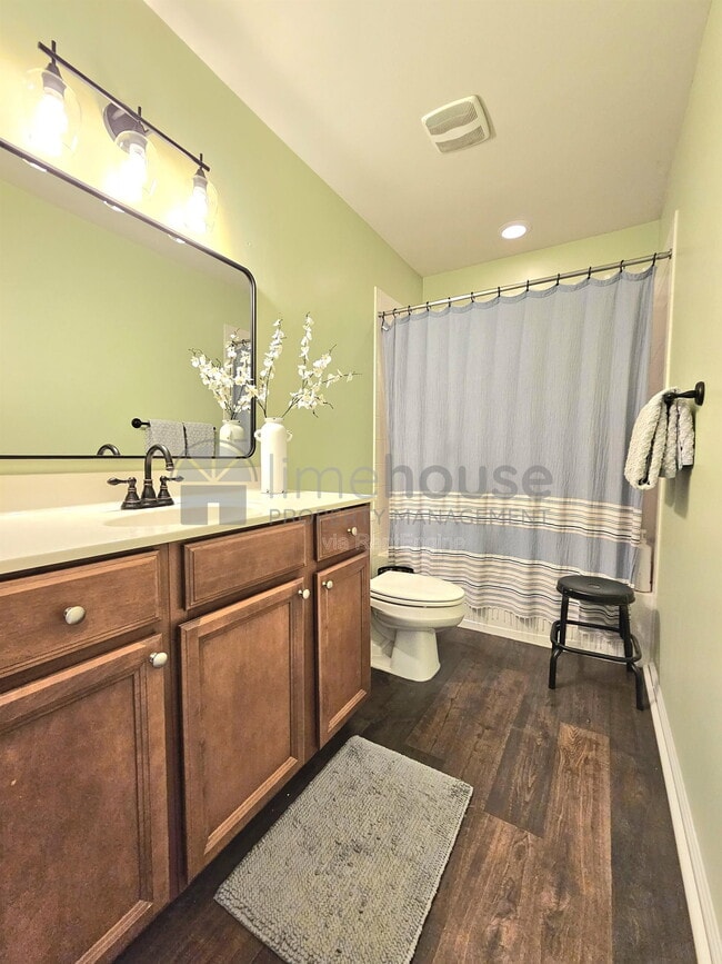 Building Photo - 820 Gem Ct