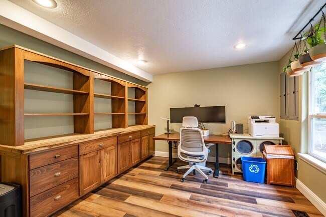 Building Photo - Must See in Bartel’s Canyon View Estates!