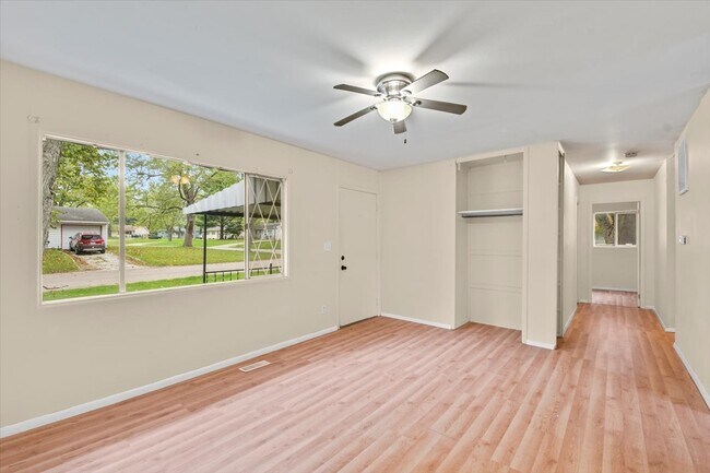 Building Photo - 2425 E Elm St