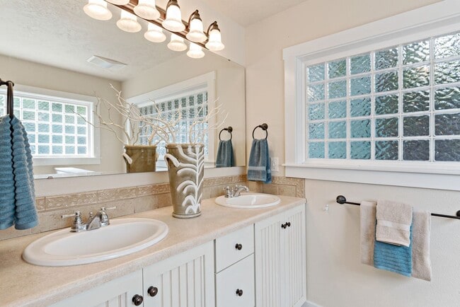 Building Photo - 3 Bedroom 3 Bathroom home in desirable North Boise.