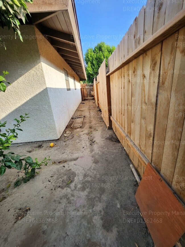 Building Photo - 3 bedroom/ 2 bath house near Pacheco Rd/ A...