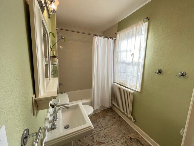 Building Photo - Beautiful 1Bd/ 1Ba Vintage Condo Located in Mt. Tabor! In Unit Laundry, Parking Space, storage un...