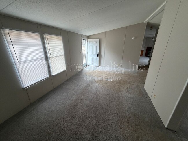 Building Photo - 26 Hemlock Ln