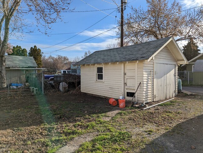 Building Photo - Great 4 bedroom Normal Hill house - pet-fr...