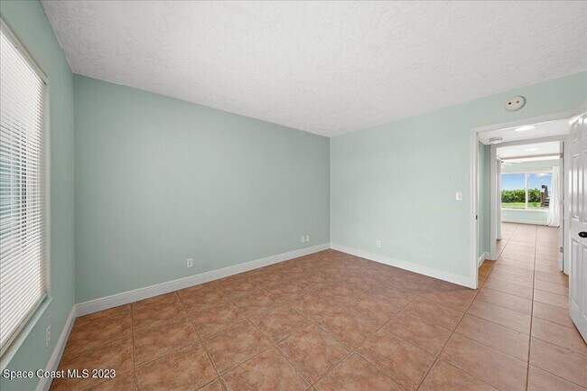 Building Photo - 1321 S Miramar Ave