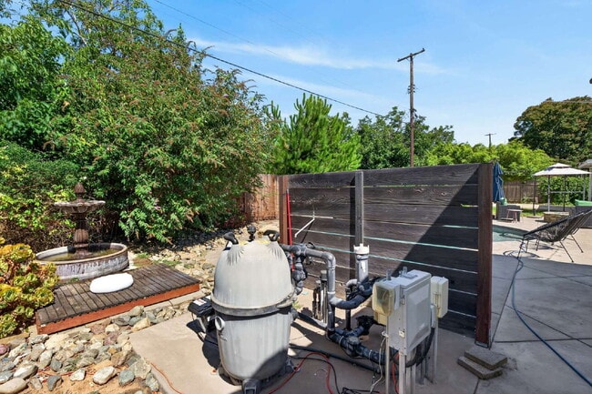 Building Photo - Spacious 4-Bed Oasis with 2 Full Baths