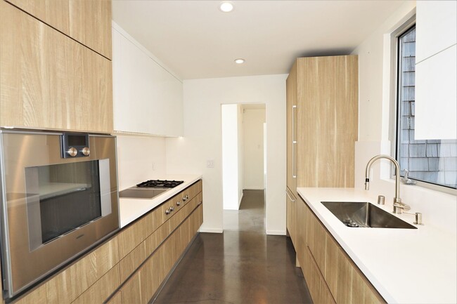 Building Photo - Stunning Mid-Century Modern 3 Bed/ 2 Bath ...