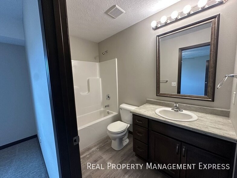 Building Photo - $500 OFF First Month's Rent! 4 Bed 3 Bath ...