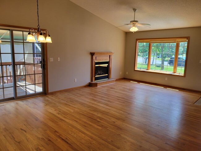 Building Photo - 3 Bedroom Twin Home