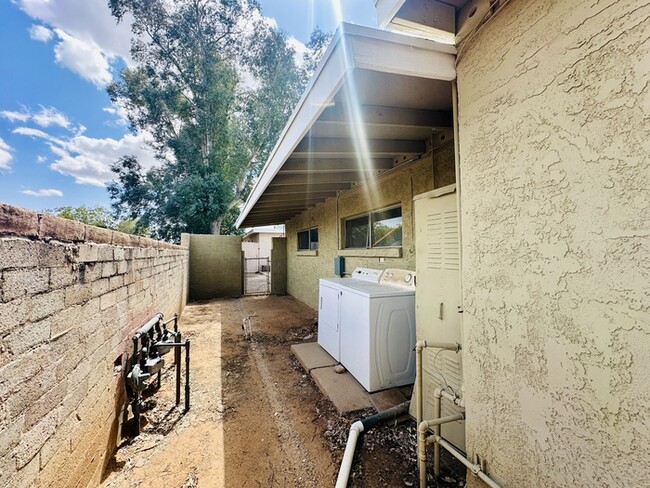 Building Photo - Gigantic Yard 2 Bedroom with Washer/Dryer,...