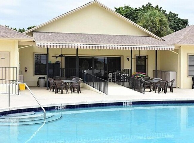 Building Photo - 7716 SE Sugar Sand Cir