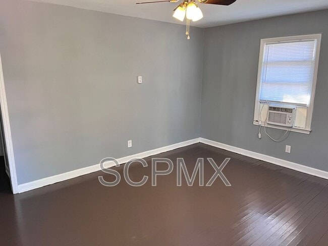 Building Photo - 2423 Crestview Dr