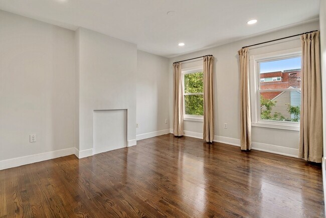 Building Photo - 110 Elm St