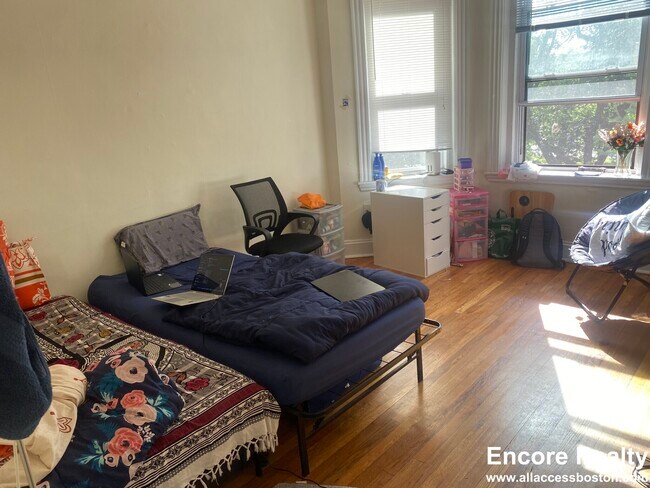 Building Photo - 364 Riverway