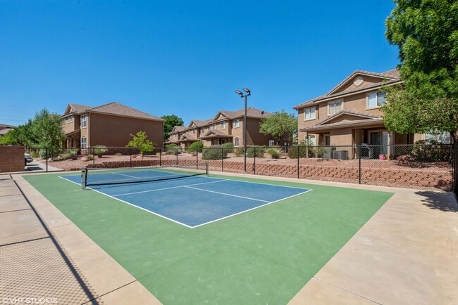 Building Photo - 3 Bedroom Townhome with Private Patio