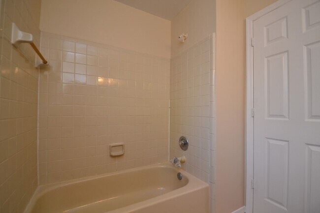 Building Photo - Gorgeous fully upgraded pool home in Ovied...