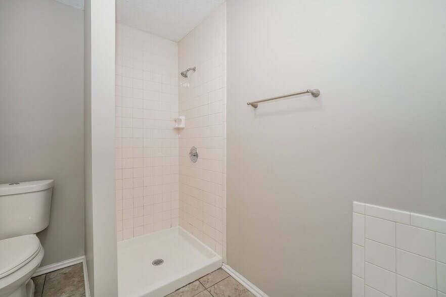 Building Photo - 593 Bridgewater Ct