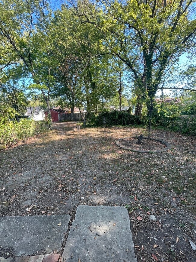 Building Photo - 2 bedroom, 1 bathroom home located in the ...