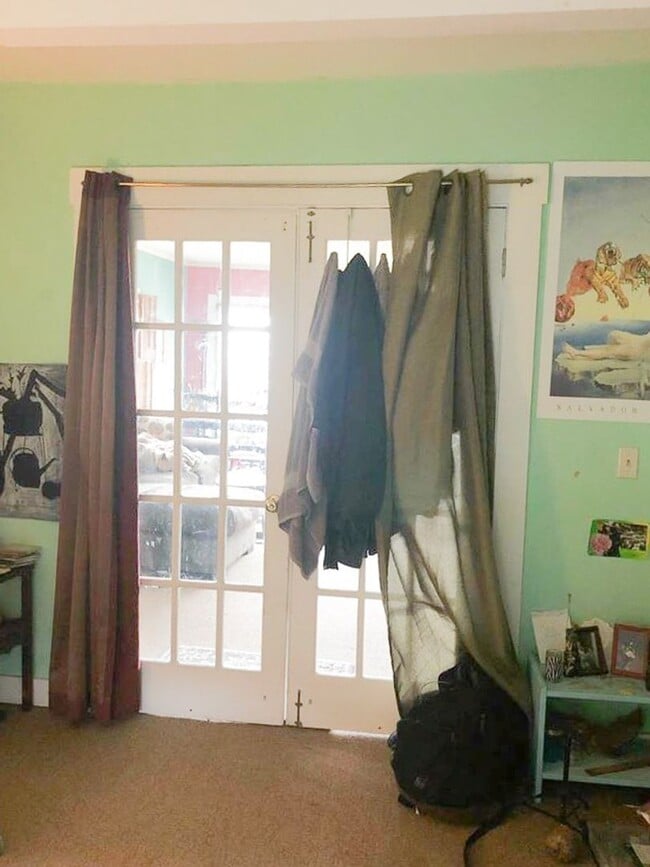 Building Photo - 2 & 4 Bedroom Apartments with Classic Charm & Bay View