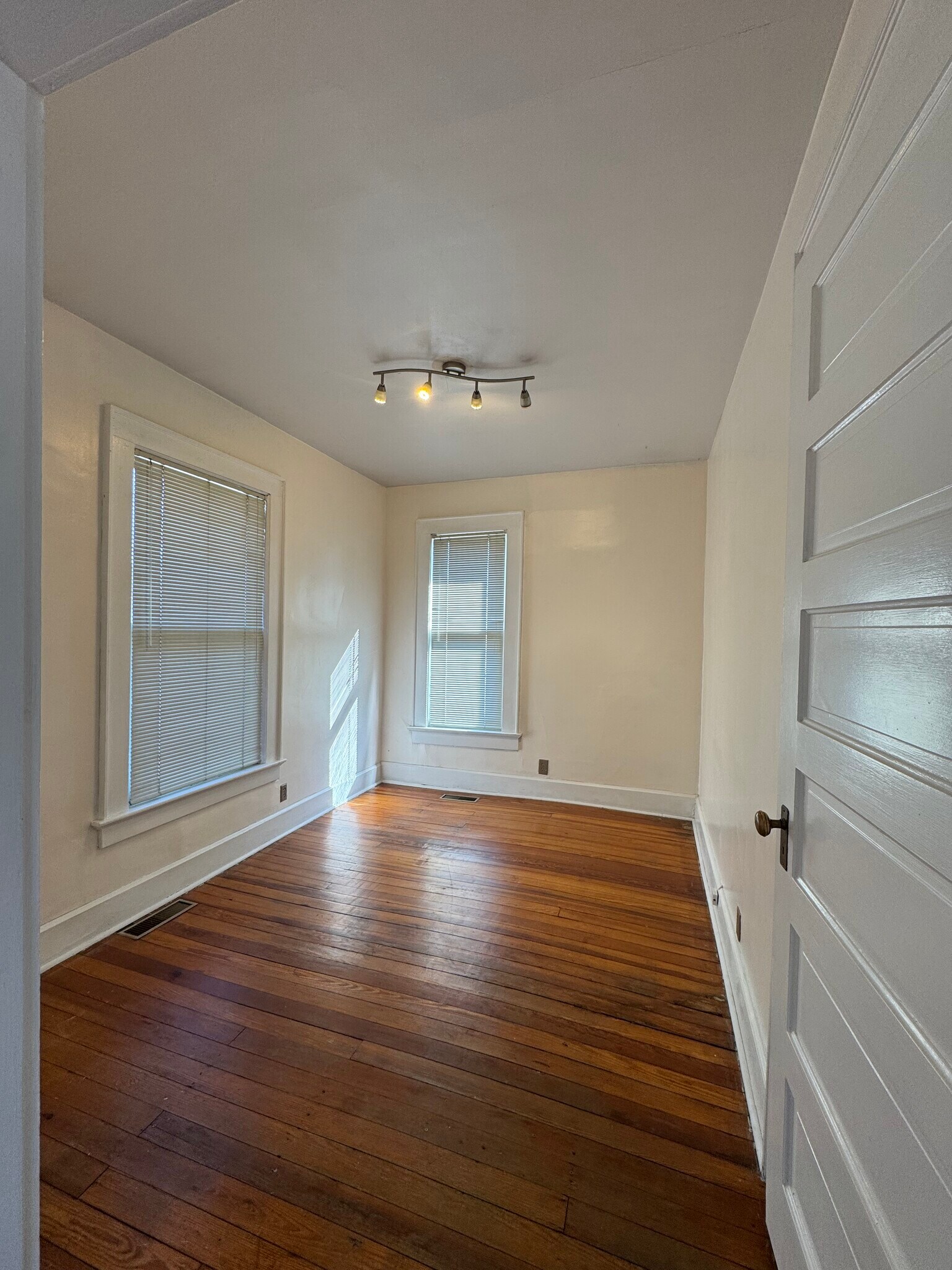 Building Photo - 616 SE 3rd St