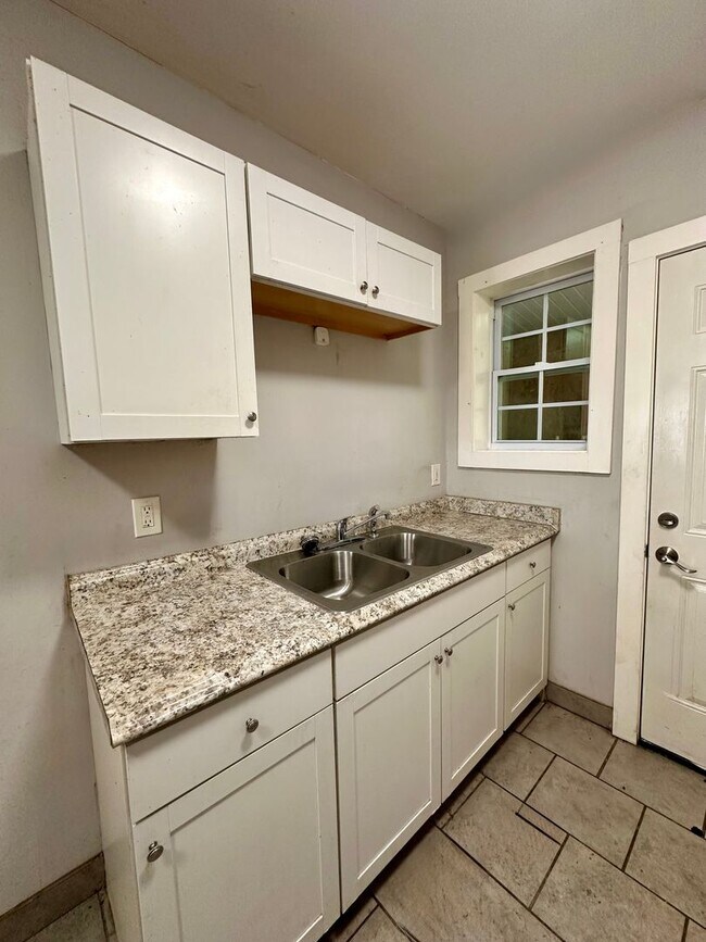 Building Photo - 3721/3727 Ogg Ave Brunswick