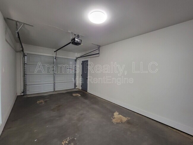 Building Photo - 344 W Wieuca Rd NE