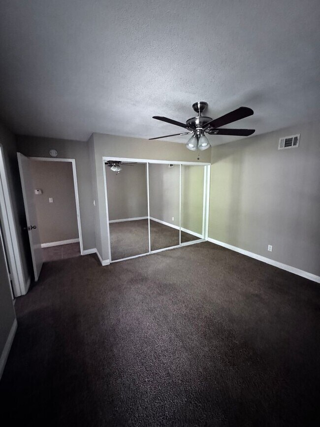 Building Photo - Beautiful 4 bed 2 baths house in a great a...
