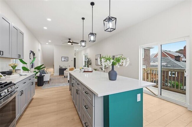 Building Photo - 1361 Hawthorne St