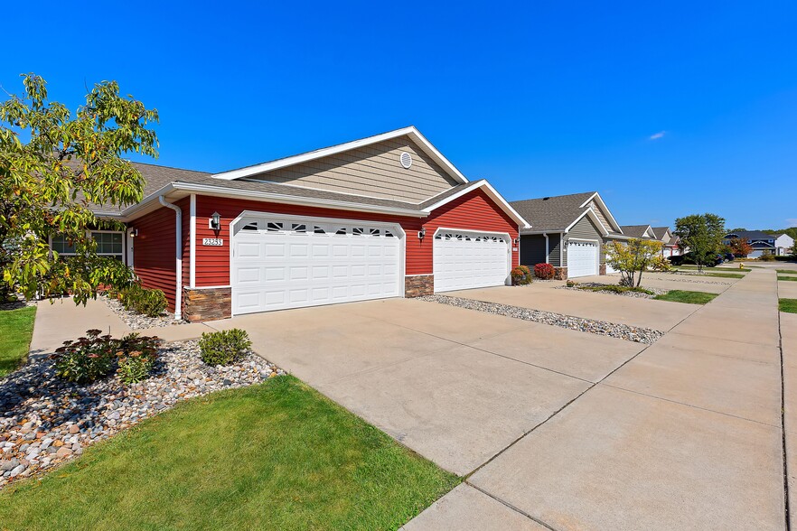 Building Photo - Redwood Macomb