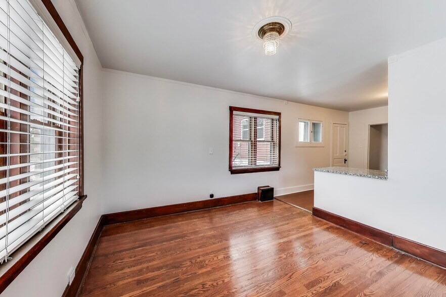 Building Photo - 1424 Lake St