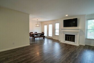 Building Photo - 2 Bed 2 Bath in Desirable Green Hills!