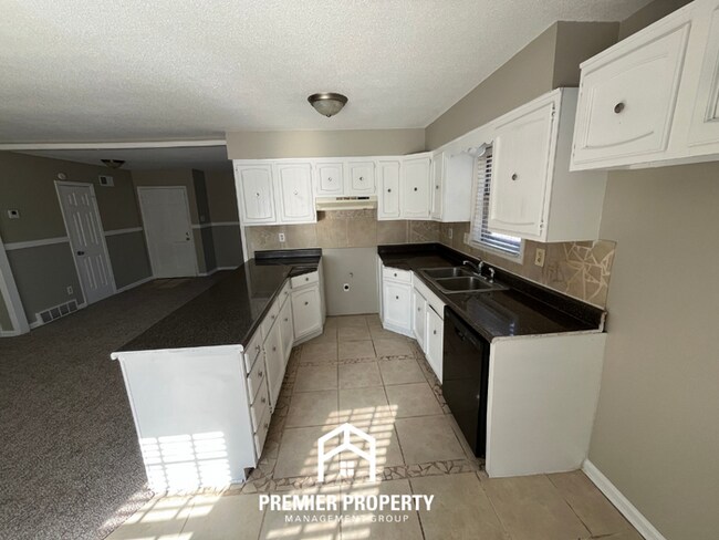 Building Photo - Spacious 3BR/1.5BA in Memphis - Open Kitchen, Dining Room & Private Backyard