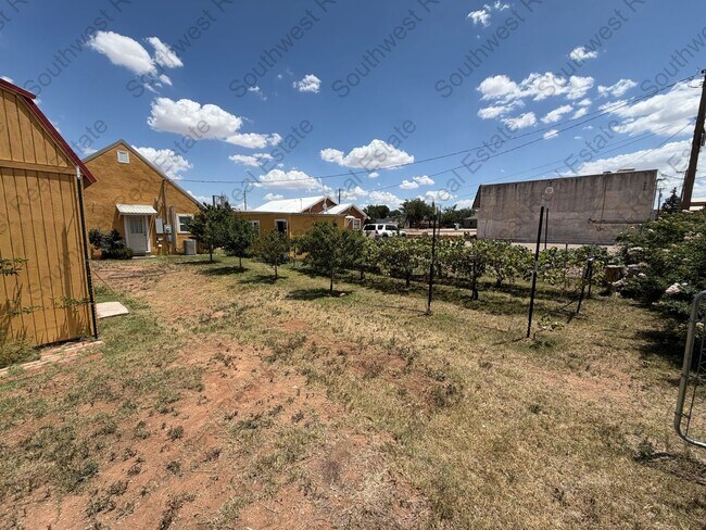 Building Photo - Spacious 2 bedroom 1 bath with a shop