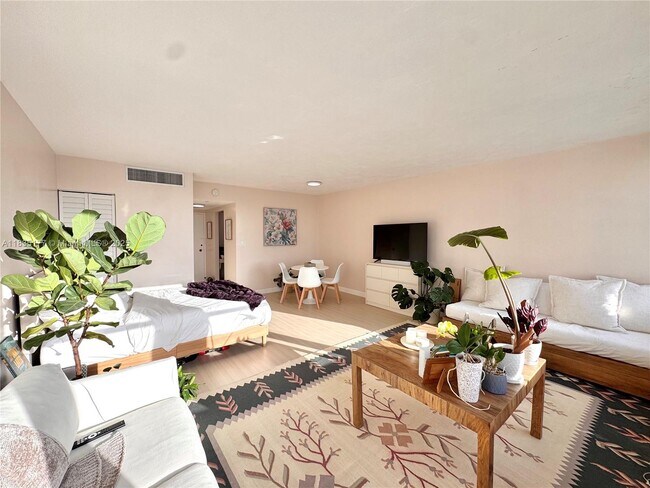 Primary Photo - 2899 Collins Ave