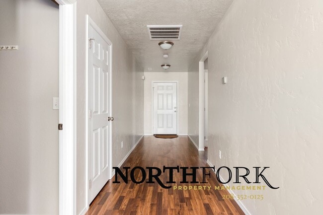 Building Photo - Great Nampa Rental with 3 car garage