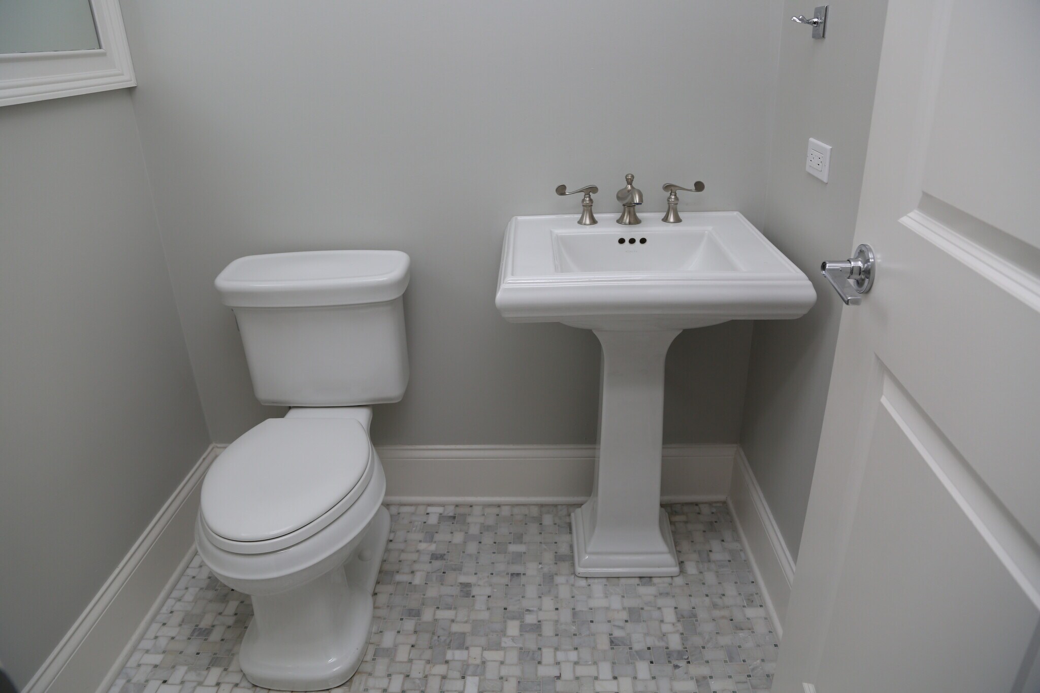 Building Photo - 2305 W Waveland Ave