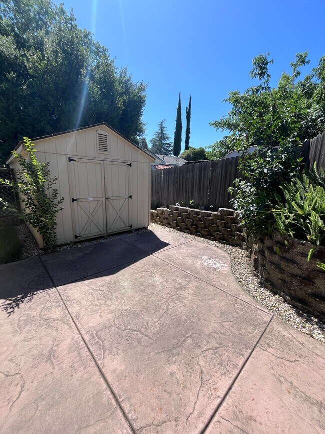 Building Photo - NICE HOME IN ORANGEVALE!!