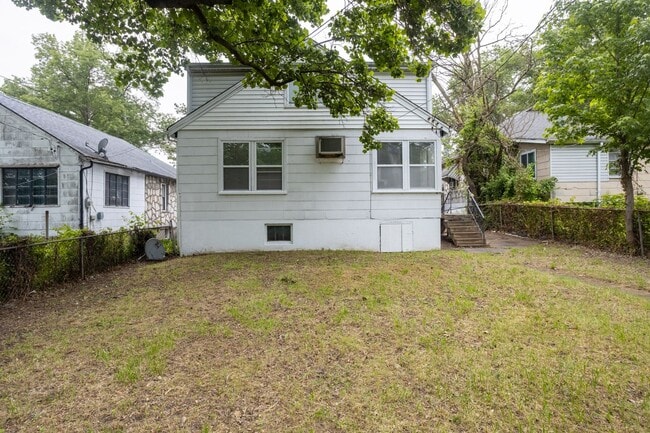Building Photo - Charming 3 Bedroom 2 Bathroom Home
