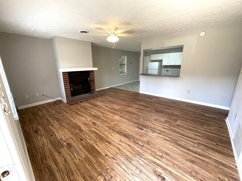 Building Photo - 112 Essex Ct