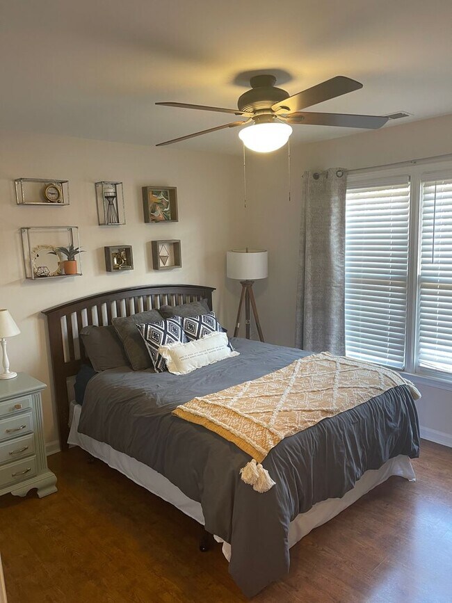 Building Photo - Eastside Three Bedroom Available for Rent July 2026