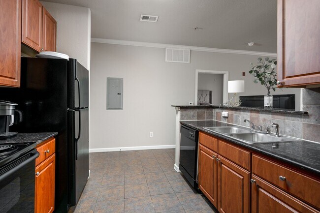 Building Photo - 600 13th St E