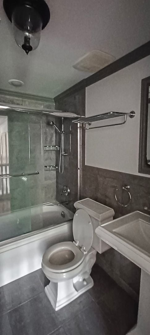 Building Photo - Oversized 4 Bedroom 3.5 Bathroom Home Situ...
