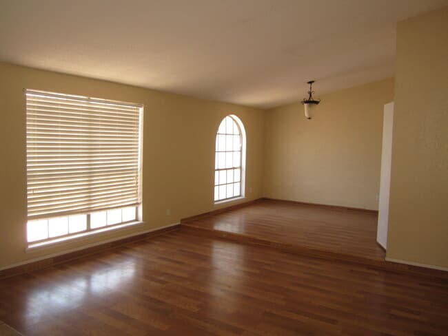 Building Photo - 6717 Southwind Dr