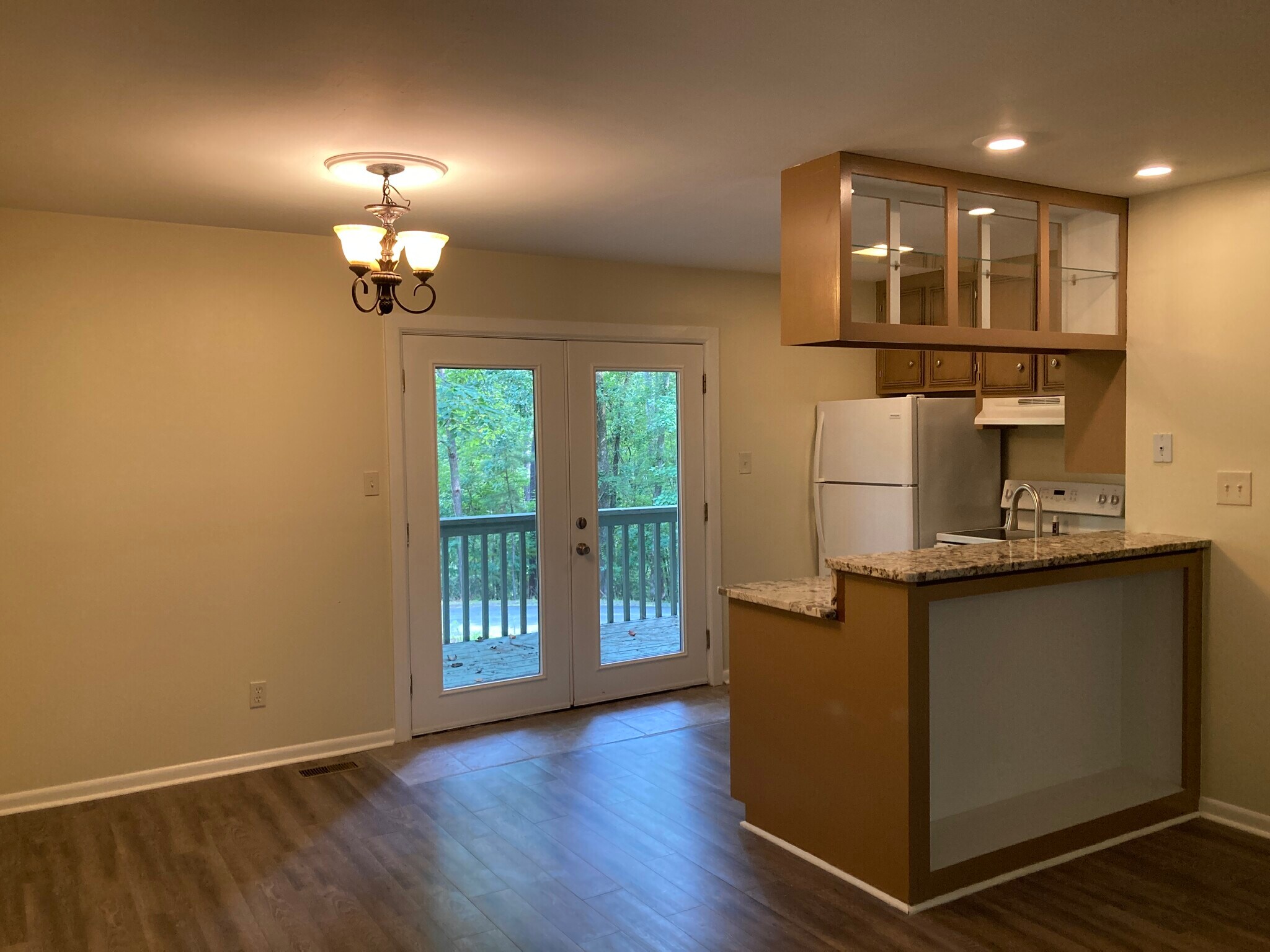 Nice bar area between living and kitchen. - 185 Eagle Peak Cir