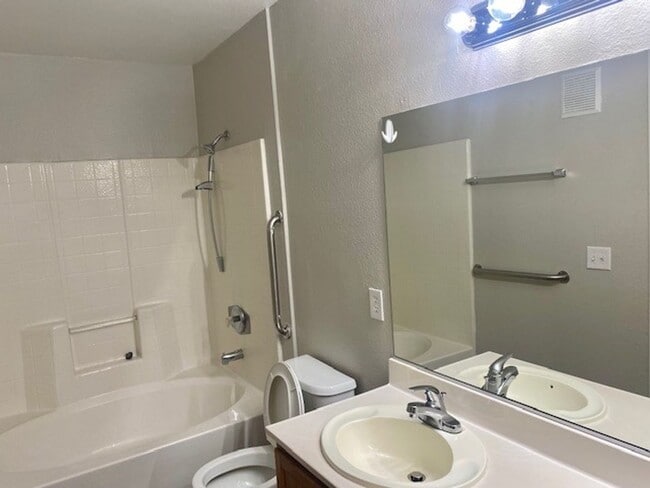 Building Photo - Beautiful 2 bedroom 2 bath Downstairs Condo