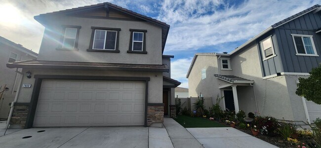 Building Photo - Beautiful 3 Bedroom 2.5 Bathroom Home in E...