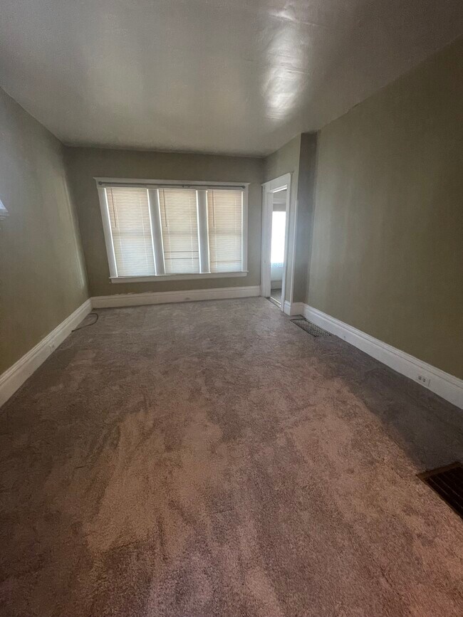 Building Photo - 22 E Southern Ave