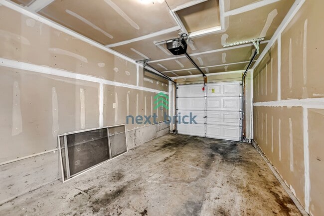 Building Photo - 2 BED & 1.5 BATH TOWNHOUSE FOR RENT